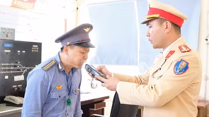 CSGT Hà Tĩnh đột xuất kiểm tra nồng độ cồn lái tàu hoả