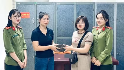 Tự nhiên nhận gần nửa tỷ đồng, người phụ nữ trình báo Công an tìm người chuyển nhầm
