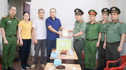 Thăm hỏi cán bộ Công an bị phơi nhiễm HIV trong quá trình thực hiện nhiệm vụ