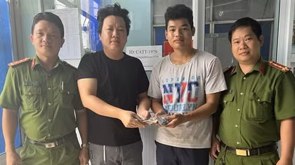 Hành động đẹp của 2 chiến sĩ CAND
