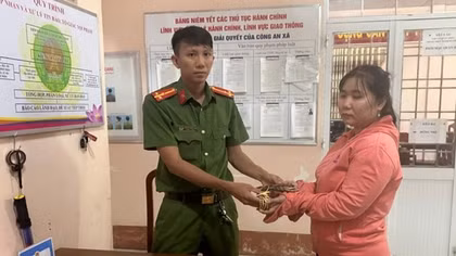 Người đàn ông nhặt được túi nhiều tiền, vàng đem nộp Công an xã
