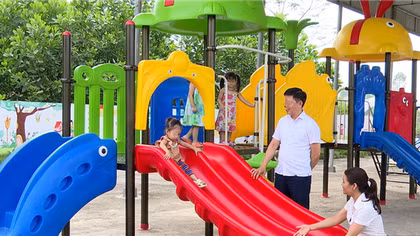 Dây áo vướng vào cầu trượt, bé 3 tuổi nguy kịch