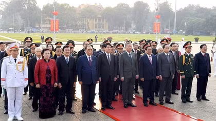 Lãnh đạo Đảng, Nhà nước, Quân ủy Trung ương, Bộ Quốc phòng vào Lăng viếng Chủ tịch Hồ Chí Minh