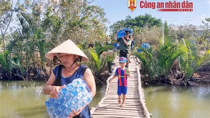 Công an tỉnh Sóc Trăng tiếp tục hỗ trợ người dân vùng hạn mặn