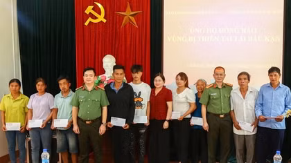 Trao gửi yêu thương, sẻ chia khó khăn với đồng bào Bắc Kạn
