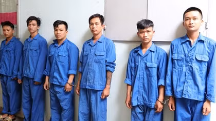 Nhóm côn đồ chém người vì cho rằng bị "nhìn đểu" ra đầu thú