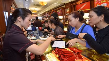 “Loạn” giá vàng, nhà đầu tư cẩn trọng