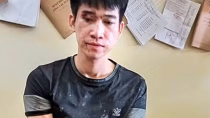 Đang ôm thùng xốp đựng gần 1000 viên ma tuý tổng hợp thì bị "tóm"