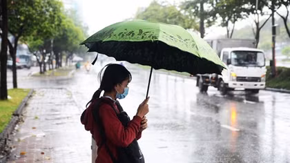 Hà Nội nhiệt độ giảm nhẹ, lác đác mưa; Nam Bộ nắng nóng kéo dài