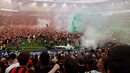 CĐV Bayer Leverkusen "mở tiệc" ăn mừng chức vô địch lịch sử