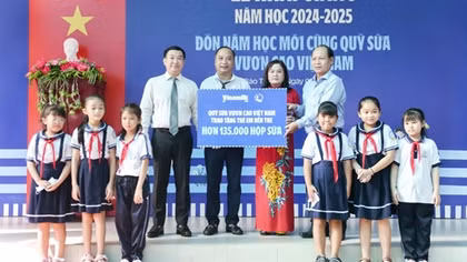 Niềm vui bất ngờ ngày khai giảng dành tặng học sinh khó khăn tỉnh Bến Tre