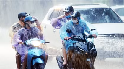 Miền Bắc mưa to nhiều nơi, Trung Bộ nắng rát