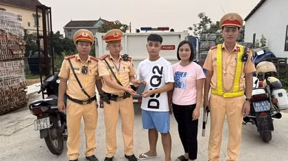 Đại uý CSGT "có duyên" tìm điện thoại thất lạc cho người dân