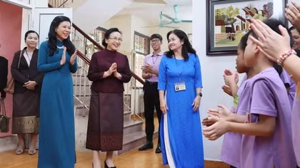 Hai Phu nhân Tổng Bí thư, Chủ tịch nước Việt Nam và Lào thăm làng trẻ em