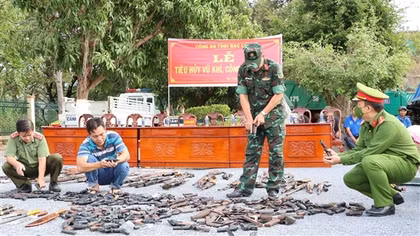 Công an Bạc Liêu thu hồi hàng trăm vũ khí, vật liệu nổ, công cụ hỗ trợ
