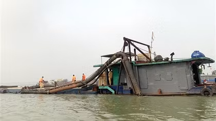 Cảnh sát đường thủy bắt tàu cát tặc vừa "ăn no hàng" trên sông Hồng