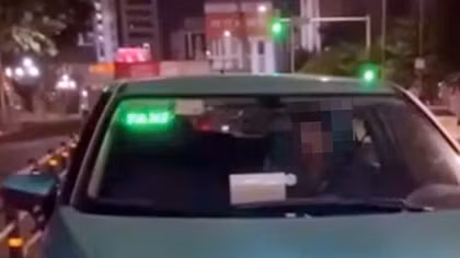 Lập biên bản xử lý tài xế taxi chạy ngược chiều trên phố Giảng Võ