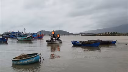 Chèo thuyền đánh cá trên sông, hai vợ chồng mất tích