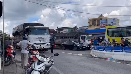 2 người đi xe máy tử vong dưới gầm xe tải ở Tiền Giang