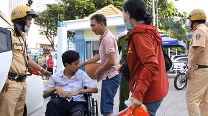 CSGT hỗ trợ thí sinh gặp sự cố kịp giờ dự tuyển sinh vào lớp 10