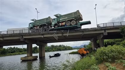 Khiếp hãi xe đầu kéo “làm xiếc” trên cầu An Lỗ, cabin xe rơi xuống sông