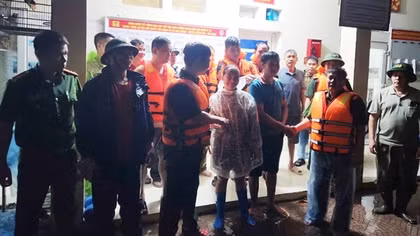 Giải cứu kịp thời người phụ nữ mang thai giữa dòng nước xiết