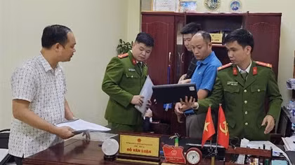 Bắt quả tang Chủ tịch UBND phường nhận tiền hối lộ ngay tại phòng làm việc