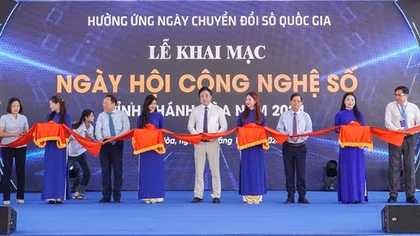 Người dân Khánh Hòa hào hứng trải nghiệm công nghệ số