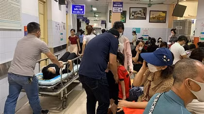 Nắng nóng kéo dài, nhiều người phải nhập viện