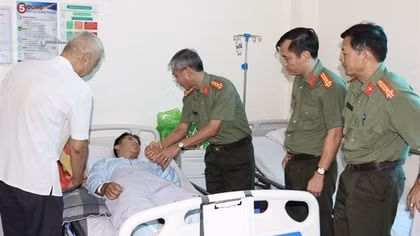 Thăm hỏi Cán bộ Công an xã bị đâm trọng thương khi đang làm nhiệm vụ