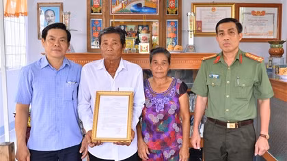 Công an tỉnh Cà Mau bàn giao nhà tình nghĩa cho 4 gia đình thờ cúng liệt sĩ CAND