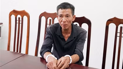 Dùng súng bắn vào mặt vợ rồi trốn vào rừng