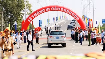 Thông xe cây cầu thứ 3 bắc qua sông Hậu