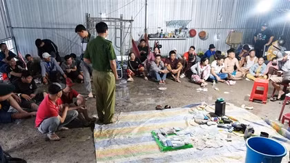 Triệt phá sòng bạc trong trại nuôi gà, tạm giữ gần 180 triệu đồng