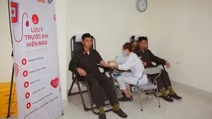 Ba chiến sĩ Cảnh sát cơ động hiến máu cứu người