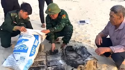 Đi nhặt ve chai bên bờ biển, phát hiện hơn 20 kg ma tuý