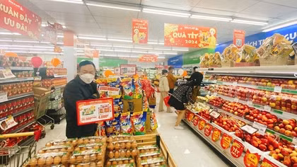 Trước Tết Nguyên đán, nhiều loại hàng hoá, dịch vụ tăng giá
