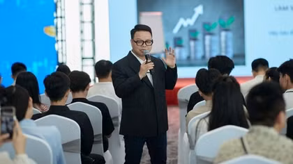Vén màn kịch xa hoa của trùm lừa đảo