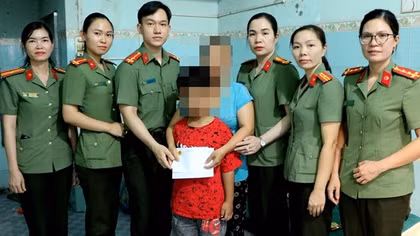 Công an Bình Phước thăm, trao tiền hỗ trợ cháu bé bị bạo hành