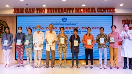 Nhiều địa phương vận động tặng sổ BHXH, thẻ BHYT cho người có hoàn cảnh khó khăn
