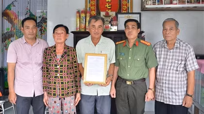 Bàn giao nhà tình nghĩa cho 2 đồng chí tham gia Chuyên án CM12