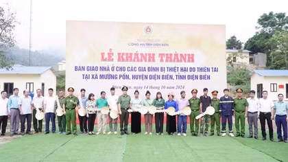 Bàn giao nhà cho người dân bị thiệt hại bởi thiên tai