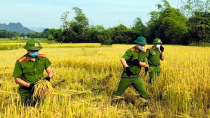 Công an xã gần dân, giúp dân trong hoạn nạn