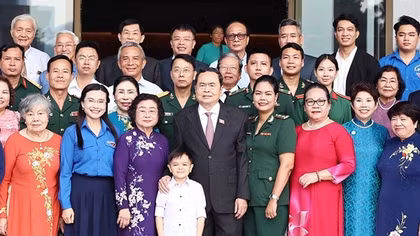 Chủ tịch Quốc hội Trần Thanh Mẫn gặp mặt các đại biểu nhận Giải thưởng Vừ A Dính