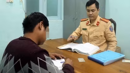 Tước bằng 2 tháng tài xế xe khách vừa lái xe vừa sử dụng điện thoại