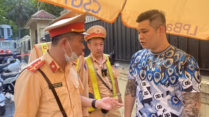 Bạn gái bị trêu chọc, nam thanh niên mang hung khí đi "dằn mặt" đối thủ