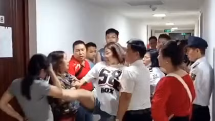 Công an quận Hoàng Mai vào cuộc vụ người phụ nữ đạp cư dân tại chung cư