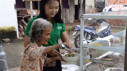 “Ước mơ xanh” và quán hủ tíu ven đường của người phụ nữ nặng 27kg