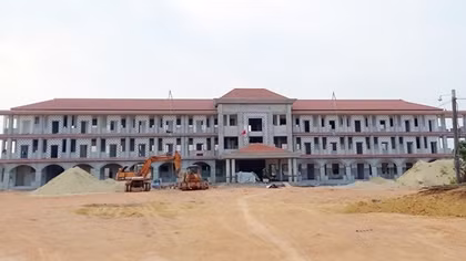 Trường cũ sắp sập, trường mới xây... “rùa bò”