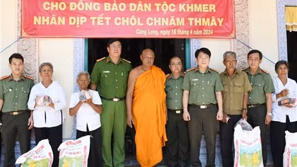 Trao quà đồng bào dân tộc Khmer nhân dịp Tết Chôl Chnam Thmây